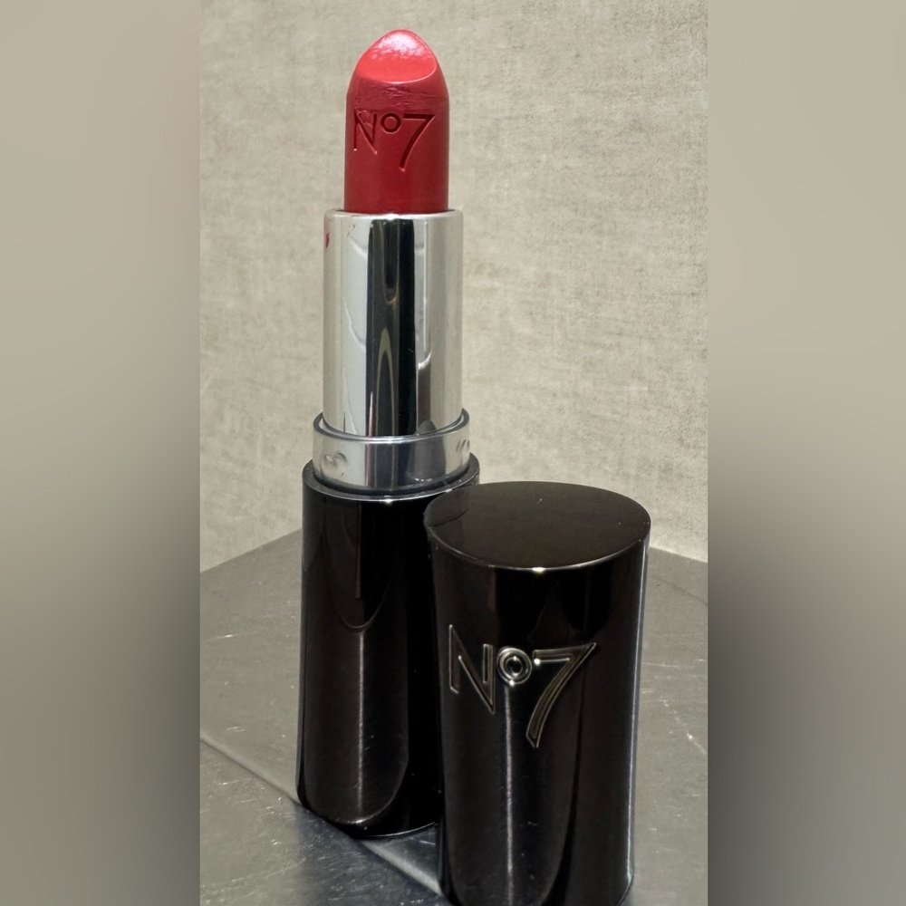 **** LAST ONE **** New Boots No7 Moisture Drench Lipstick Sweet Chestnut 670 - Picture 4 of 10